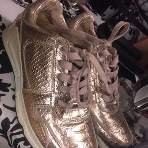 Rode gold and pink madden girl sneakers